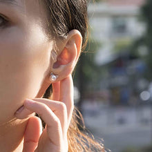 Cargar imagen en el visor de la galería, Pendientes de perlas blancas con diseño de gato - Plata 925
