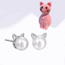 Cargar imagen en el visor de la galería, Pendientes de perlas blancas con diseño de gato - Plata 925
